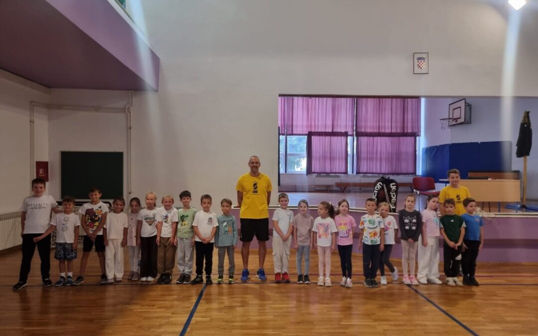 Posjet trenera KK Splita 1. b razredu OŠ Mertojak: Prvi košarkaški koraci kroz „Sportski vrtuljak“