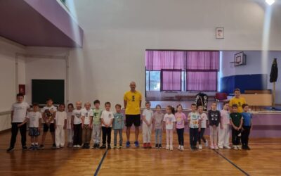 Posjet trenera KK Splita 1. b razredu OŠ Mertojak: Prvi košarkaški koraci kroz „Sportski vrtuljak“